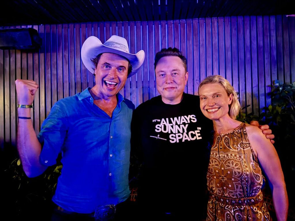 Elon Musk con sus hermanos