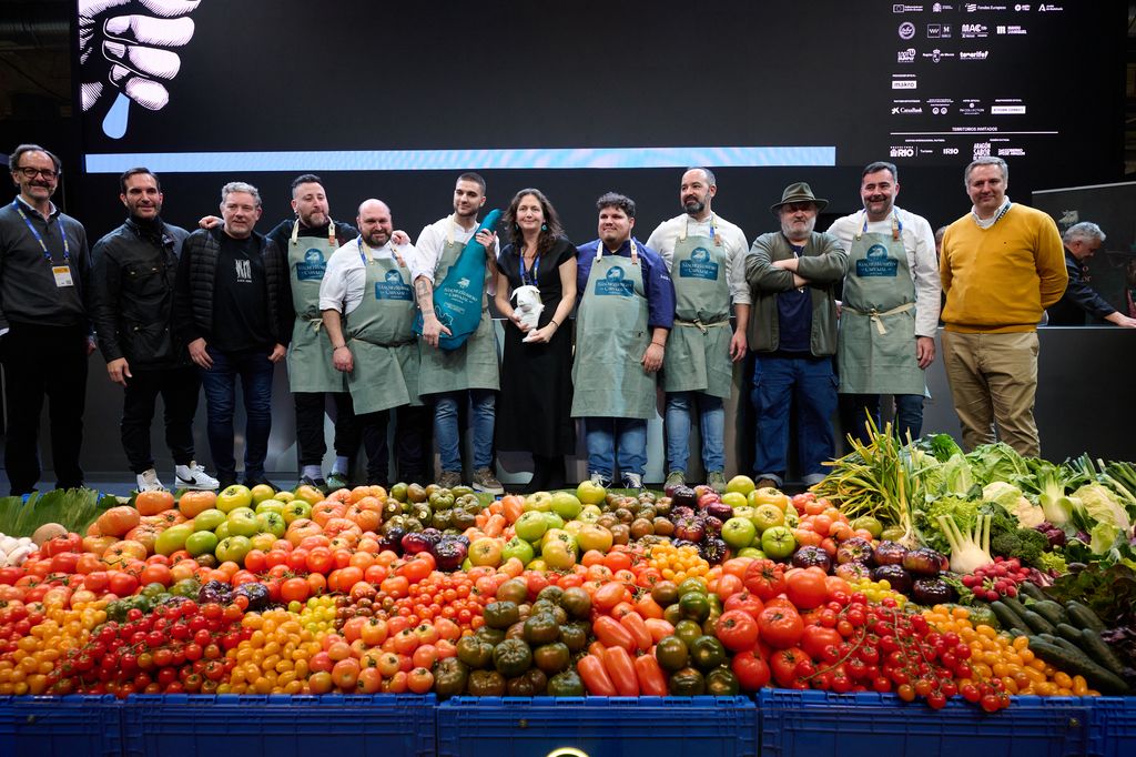 Foto de grupo de todos los finalistas y de los miembros del jurado. 