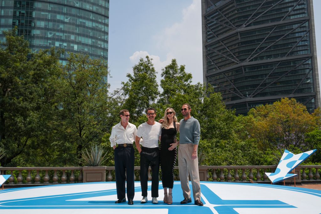 Ebon Moss-BachRach, Joseph QUinn, Pedro Pascal y Vanessa Kirby en Ciudad de México.