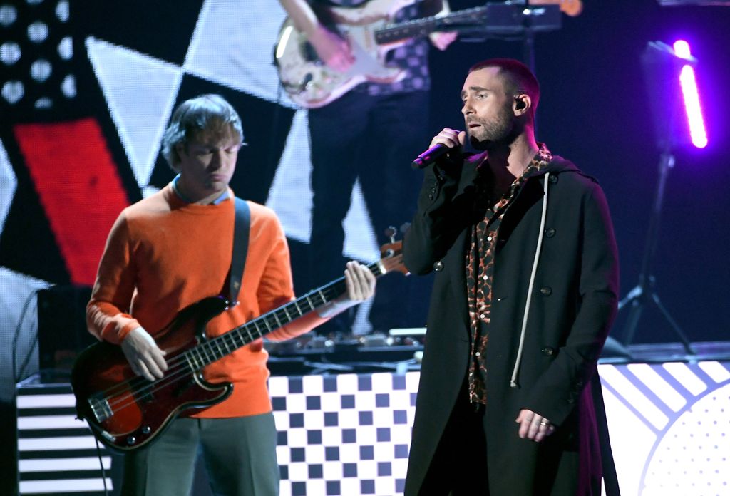 Mickey Madden y Adam Levine de Maroon 5 en los iHeartRadio Music Awards de 2018, en Inglewood, California. 