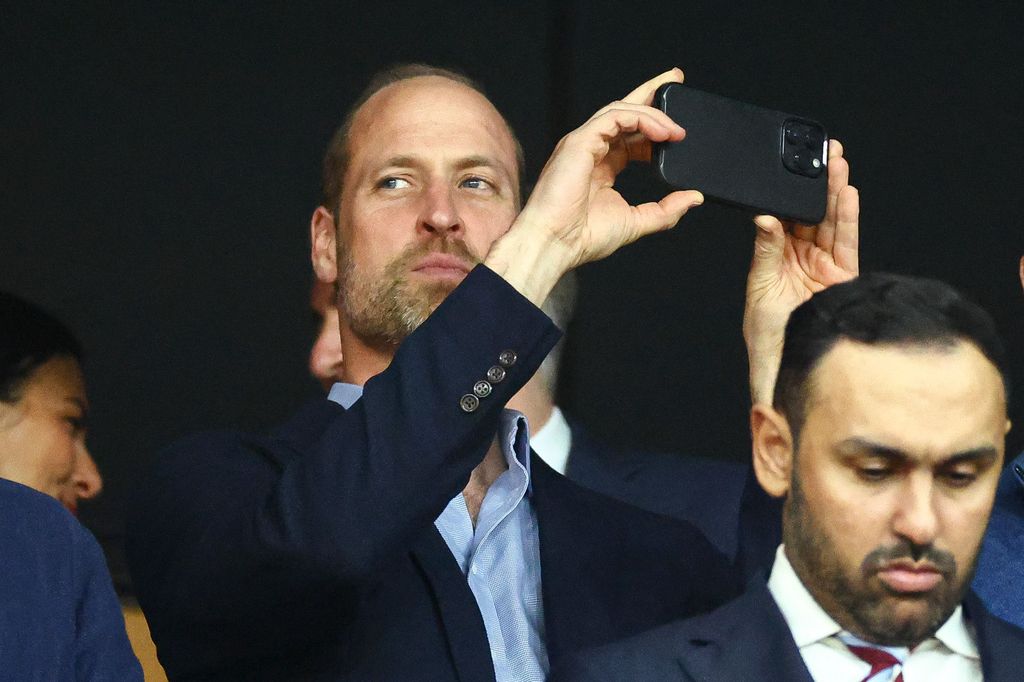 El heredero al trono inmortalizando un momento del partido con su propio teléfono móvil