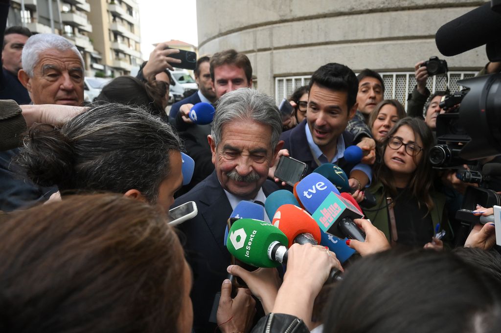 REVILLA LLEGA A SU ACTO DE CONCILIACIÓN CON EL REY EMÉRITO BAJO UNA GRAN EXPECTACIÓN