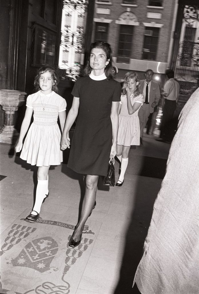Jacqueline Kennedy Onassis, referente de estilo de la época, también hizo de las bailarinas uno de sus calzados favoritos.