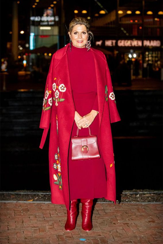 La reina Letizia recupera su vestido burdeos de Massimo Dutti