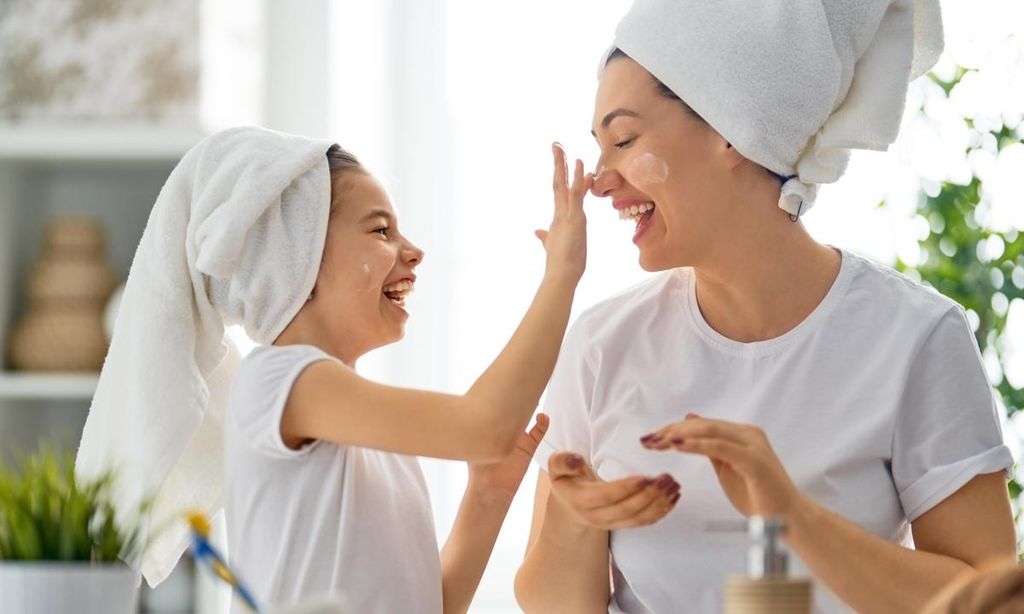madre e hija en sesi n de belleza