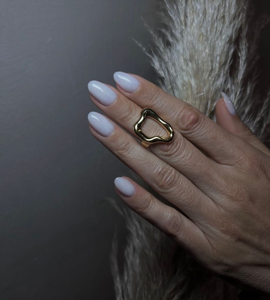 Manicura con el tono Cloud Dancer