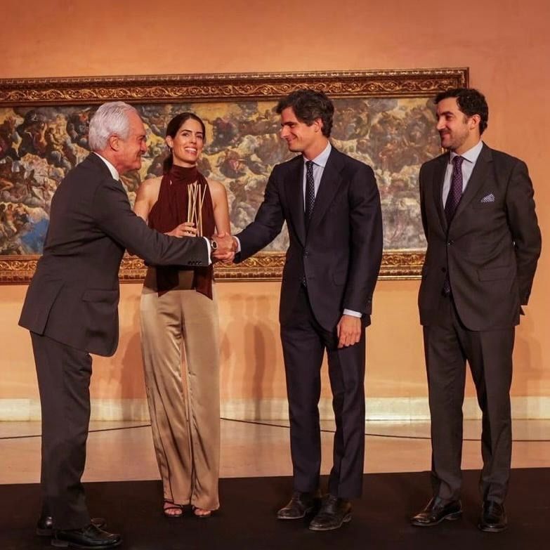 Sofía Palazuelo, radiante en el Thyssen con un conjunto satinado de top halter 'efecto fular' y los pantalones palazzo que más estilizan