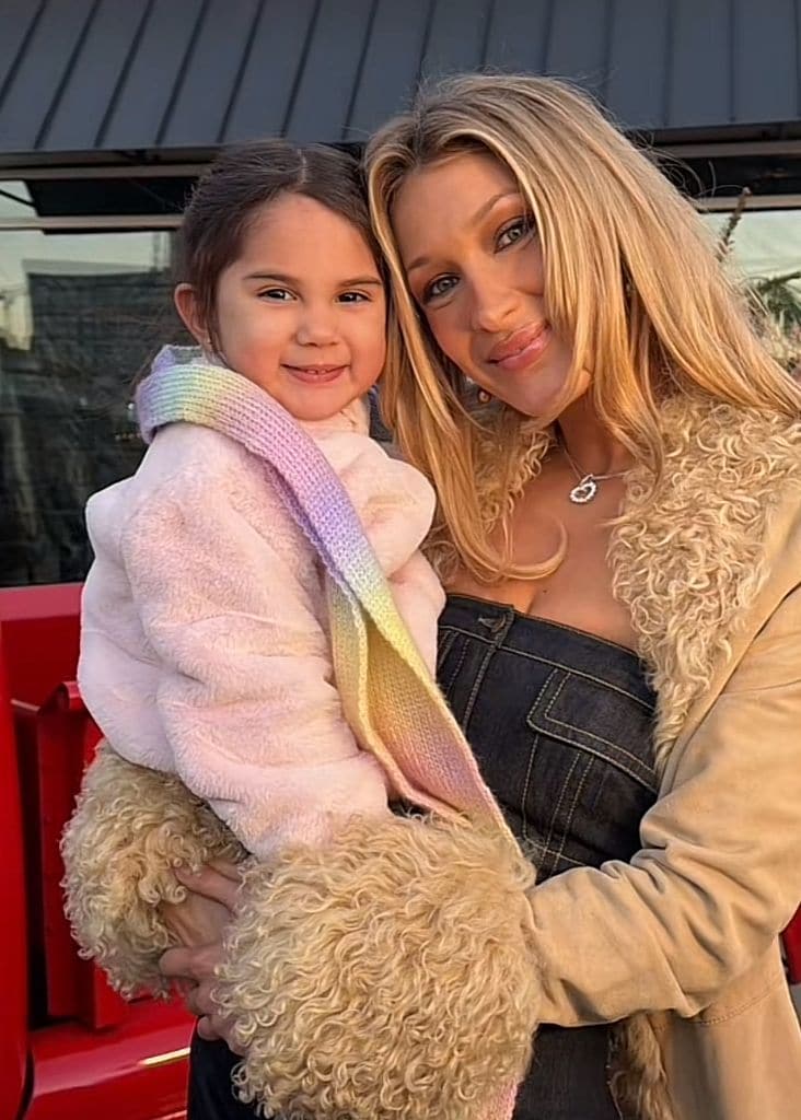 Bella Hadid junto a su pequeña fan Emilia.