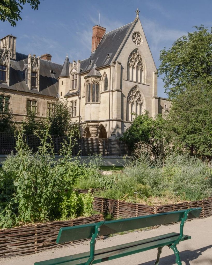 El Museo Cluny se compone de una arquitectura única que combina dos capas históricas principales: las ruinas de unas termas romanas galas del siglo I y una mansión gótica del siglo XV. 