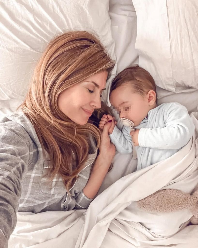 Rebeca Labara con su hijo de 8 meses tras el accidente en el que perdió la vida su marido