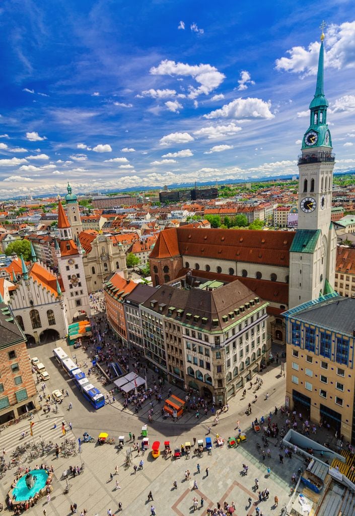 Vista de Múnich y la Marienplatz, con la iglesia de San Pedro a la derecha, la iglesia del Espíritu Santo y los Alpes nevados a lo lejos, Alemania