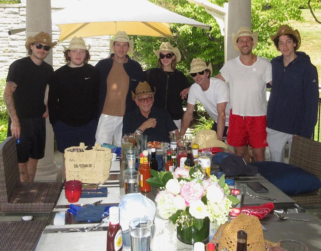 Brooklyn Beckham junto a la familia Peltz en el festejo cumpleañero de su suegro.