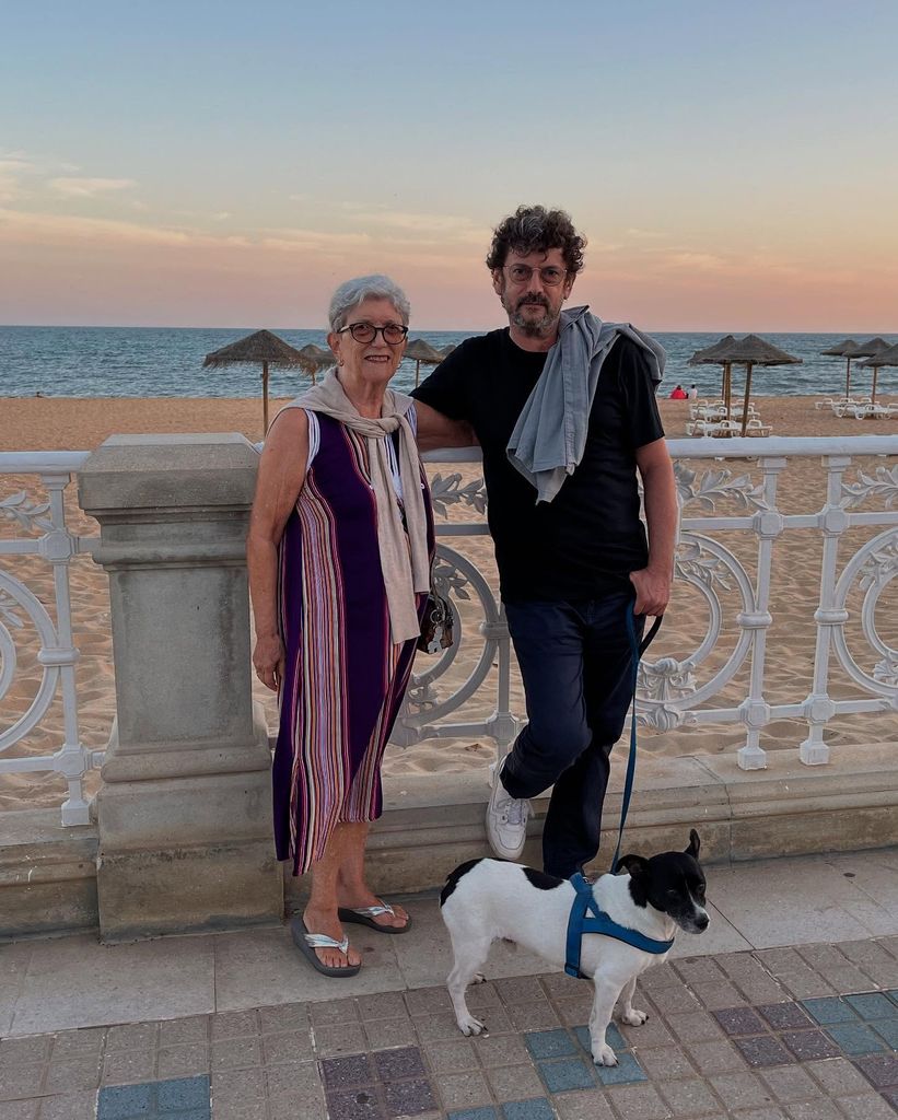 Manolo Solo, su madre y su mascota, Morty