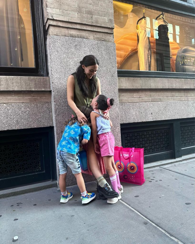 Zuria Vega y sus hijos, Lúa y Luka