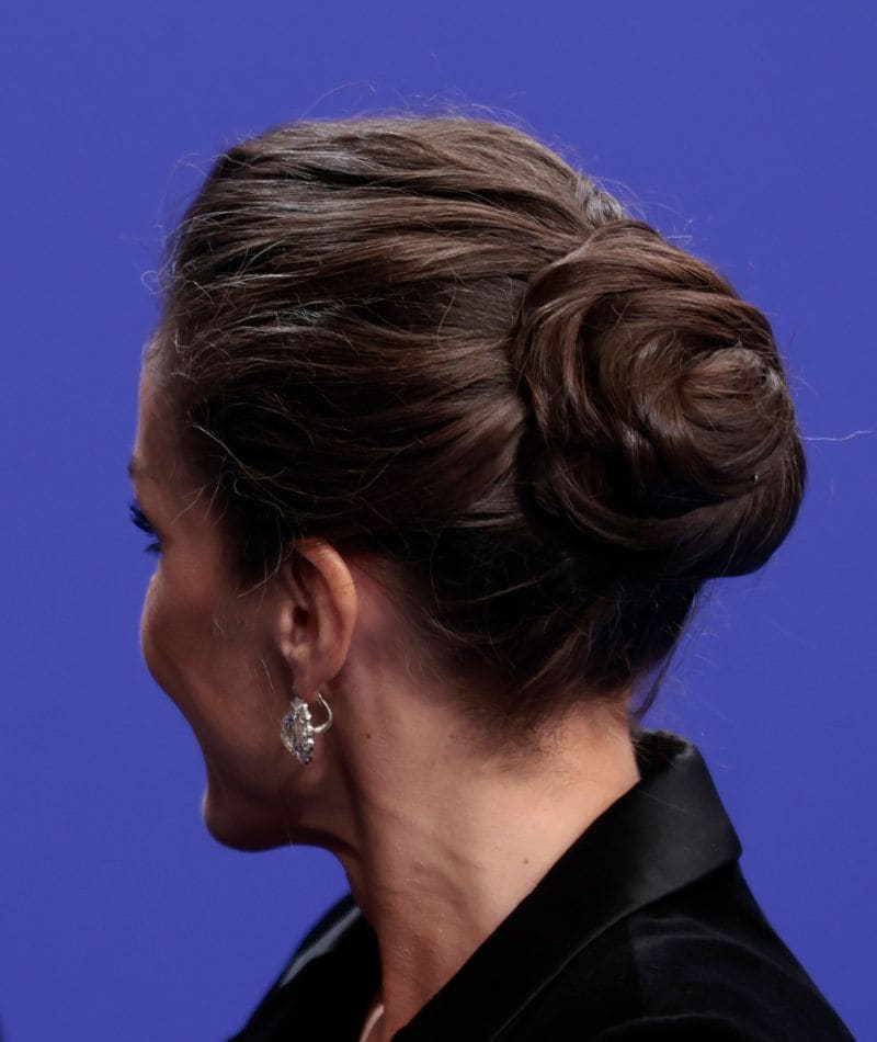 El deslumbrante acierto de la reina Letizia en su última cita del año: un traje de terciopelo con pedrería