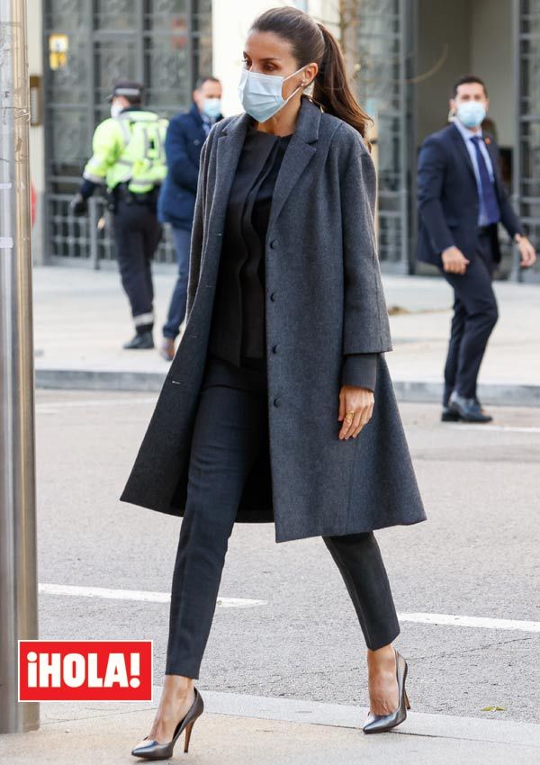 Reina Letizia con traje gris