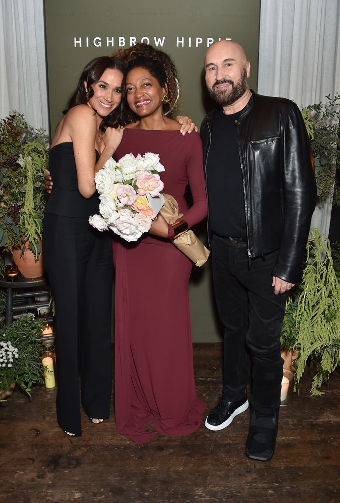 Plano entero de Meghan Markle posando con Kadi Lee y Serge Normant