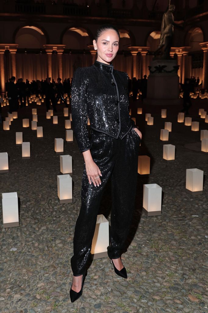 Eiza González viste Armani para el evento que honra el legado del diseñador.