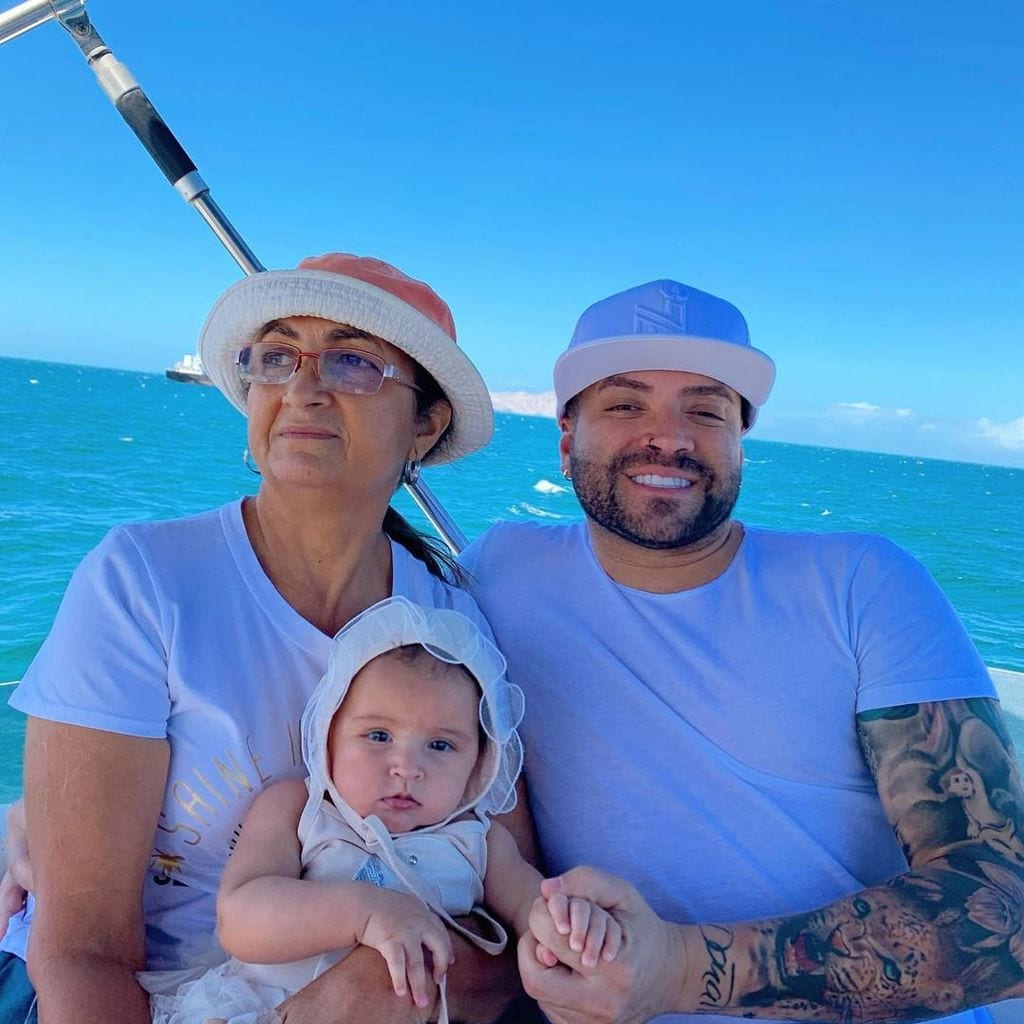 Nacho Mendoza y su familia en bote