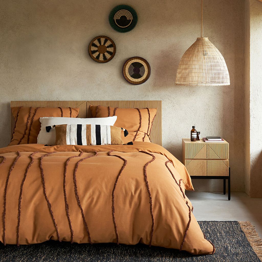 Dormitorio decorado en tonos cálidos