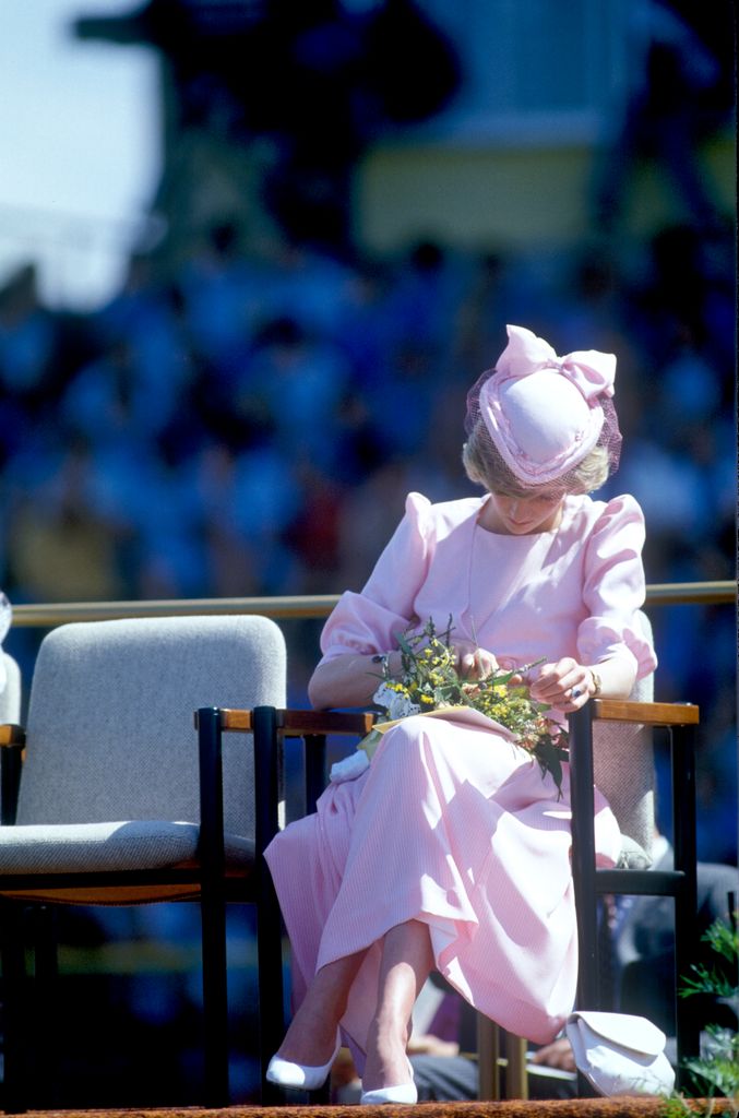 En esa gira de 1983 entre Australia y Nueva Zelanda también se tomó esta foto que refleja el agotamiento del que luego hablaría la princesa Diana