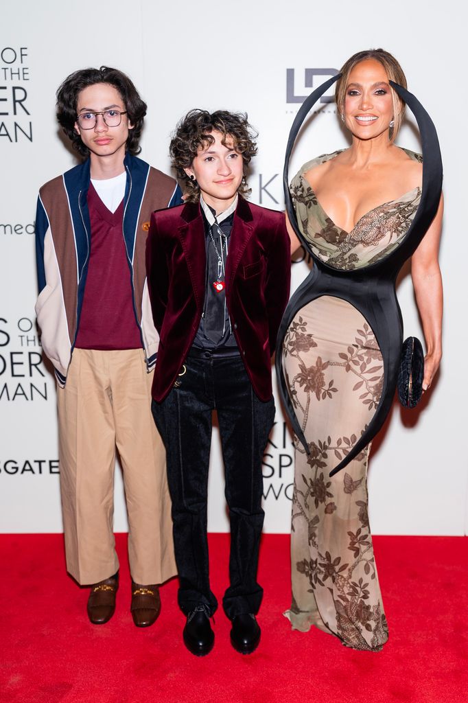 Emme y Max Muniz lucieron sus estilos únicos en la gran noche de su madre, Jennifer Lopez, en la proyección de "Kiss of the Spider Woman".