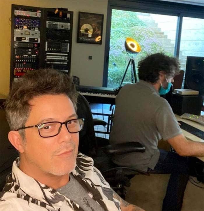 Solidaridad, mucho amor y nuevos proyectos: esto es lo que hace Alejandro Sanz en el confinamiento