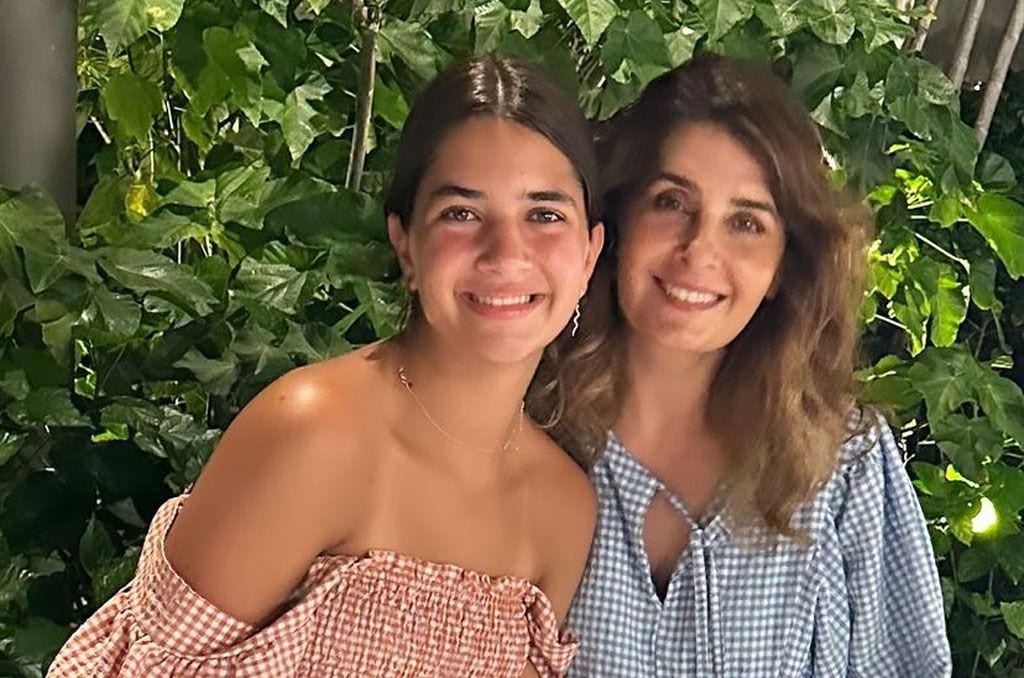 Mayrín Villanueva y Julia 