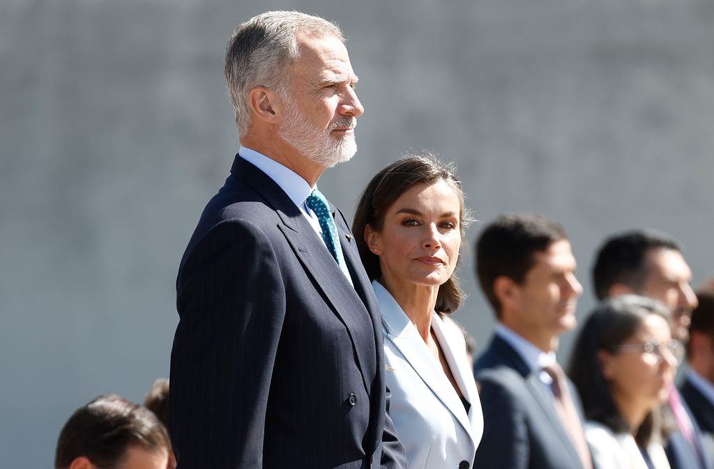 Los reyes Felipe y Letizia son despedidos con honores en el aeropuerto de Madrid antes de su viaje de estado a Egipto
 