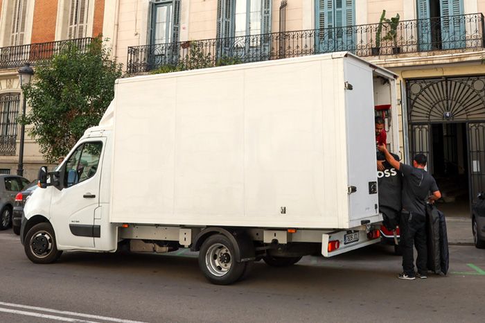 El camión, a las puertas del domicilio de Tamara Falcó