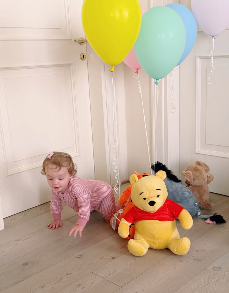 Eloísa fue sorprendida por algunos amiguitos de felpa la mañana de su cumpleaños.