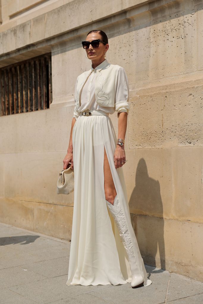 Nieves Álvarez con un atuendo totalmente blanco para disfrutar del desfile de Elie Saab en París