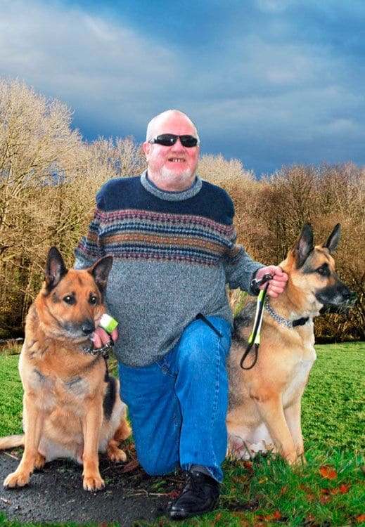 Alan Roberts junto a su perro Oliver y otro de sus lazarillos