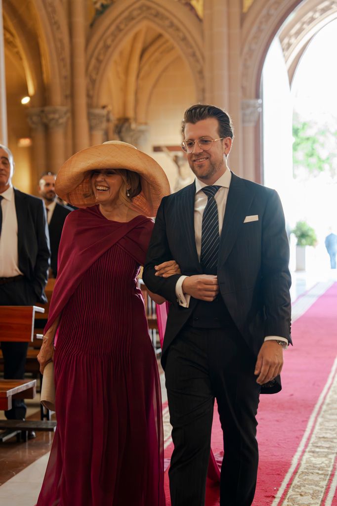 Vestido de madrina con capa y pamela Isabel Montiel