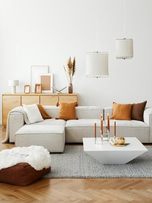 Sofá blanco con cojines