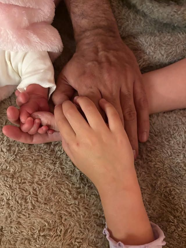 La cantante compartió una foto familiar, en la que aparecen las manos de los cuatro: las de Dulce María, Paco Álvarez, María Paula y Fernanda.