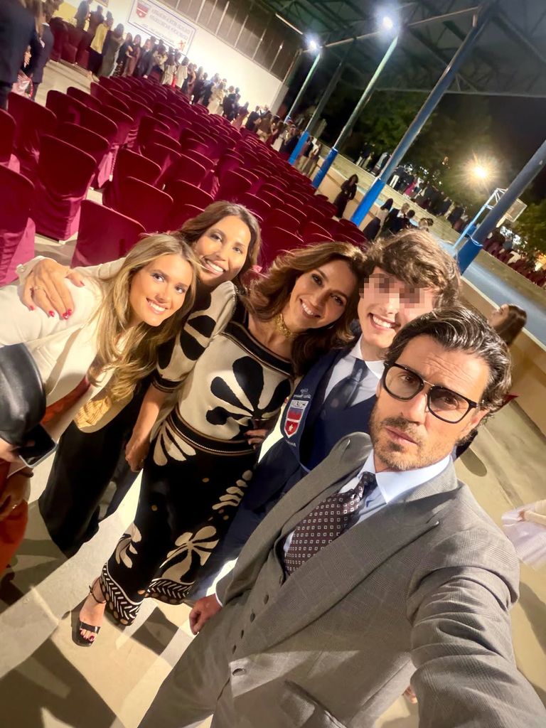 Arantxa del Sol y FInito de Córdoba en la graduación de su hijo