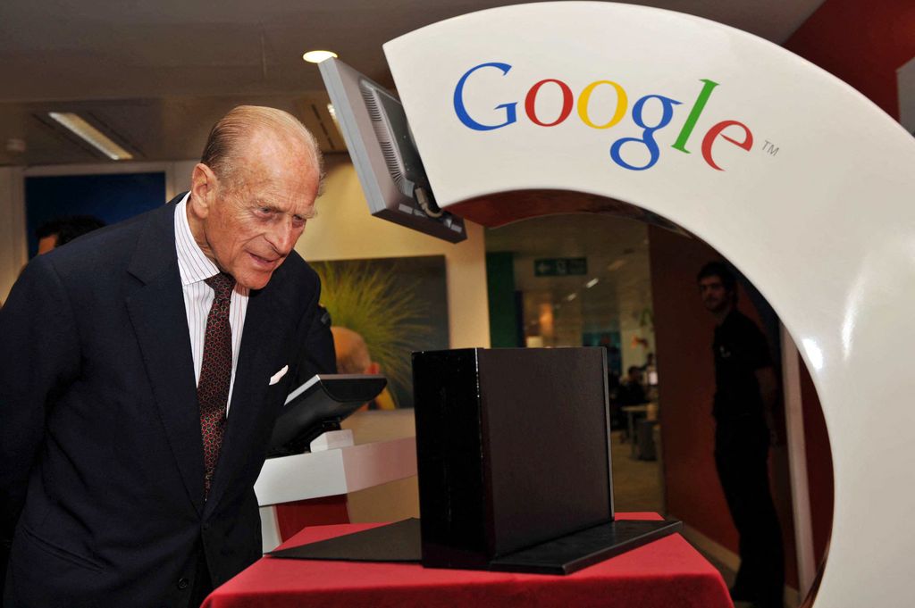 Felipe de Edimburgo aparece en esta imagen durante su visita, junto a la reina Isabel II, a la sede de Google en Reino Unido, en Londres, el 16 de octubre de 2008
