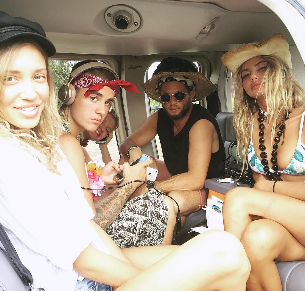 Justin Bieber con Sahara Rey, al lado derecho de la imagen