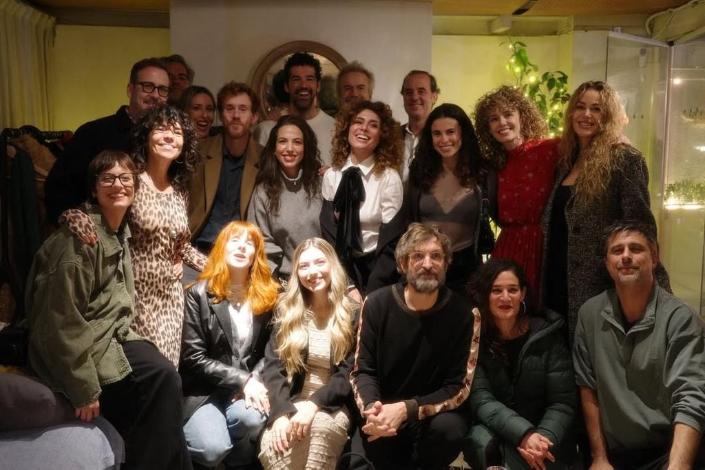 Una foto de grupo con Candela Márquez, Esther Acebo, Tristán Ulloa y otros compañeros