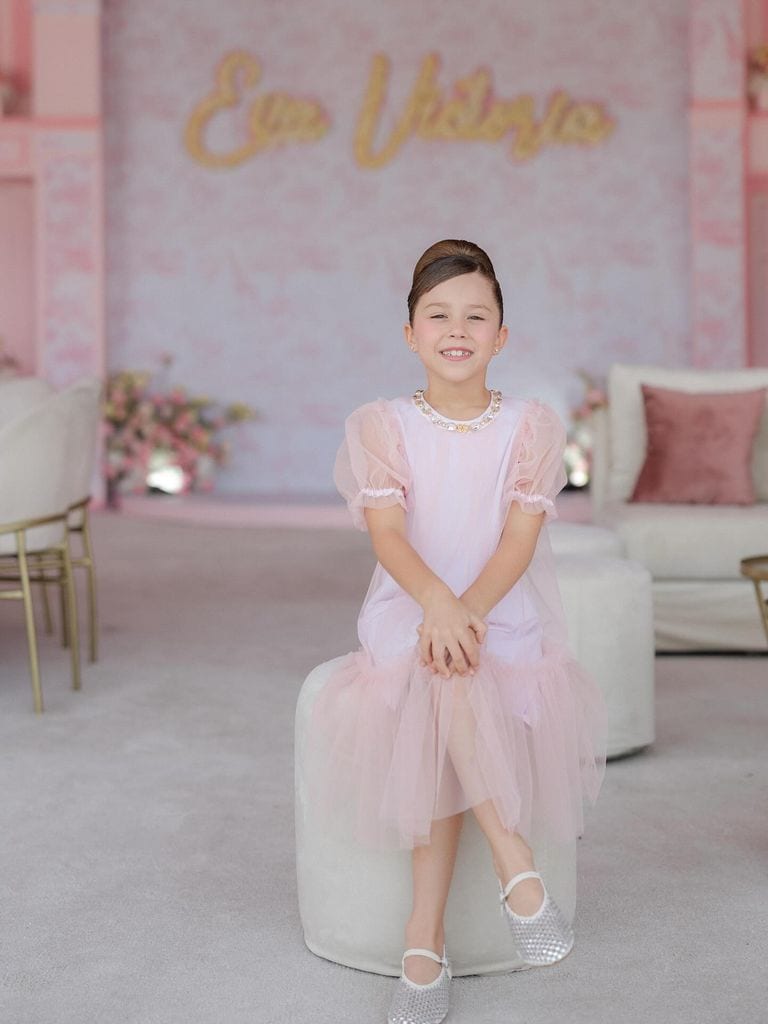 María Fernanda lució adorable con un vestido rosa y un peinado al más puro estilo de princesa de cuento.