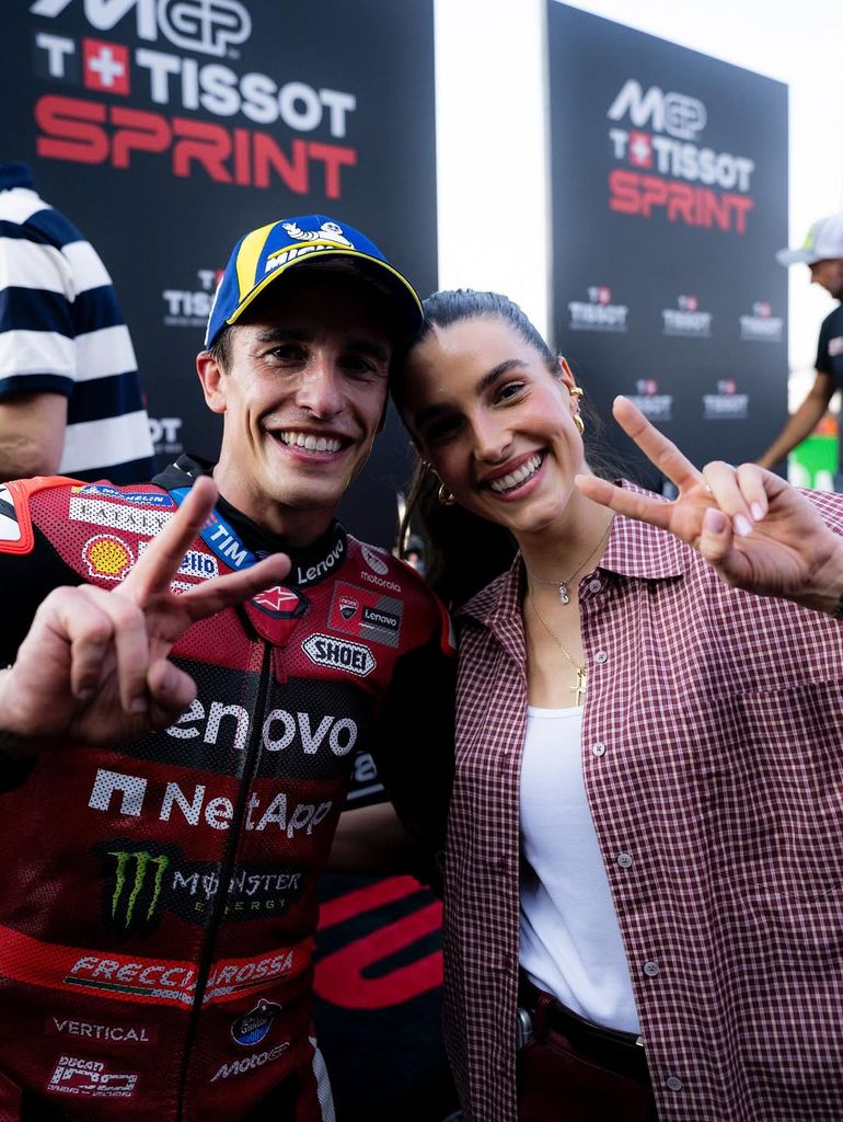 Marc Márquez y Gemma Pinto, en el Gran Premio de Taliandia