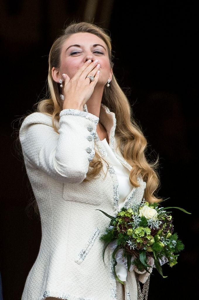 La condesa Stephanie de Lannoy saluda a la llegada a su boda civil