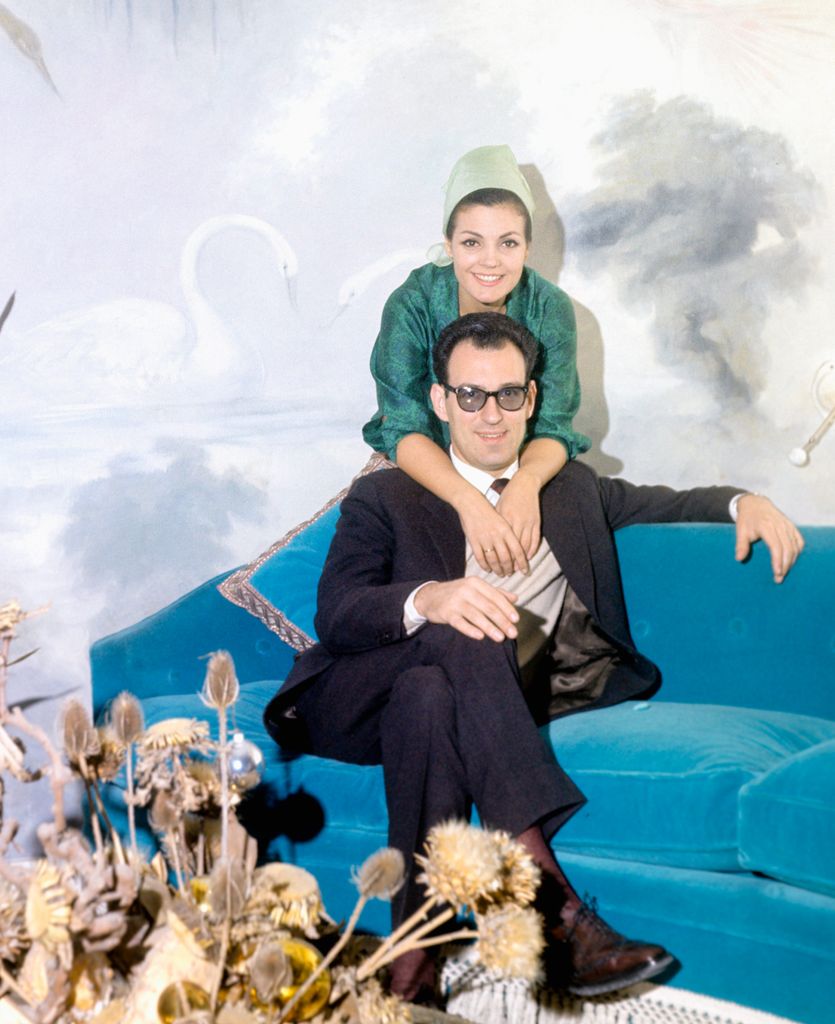 Carmen Sevilla posa en el espectacular salón de su primera casa familiar en Madrid con su marido, Augusto Alguero