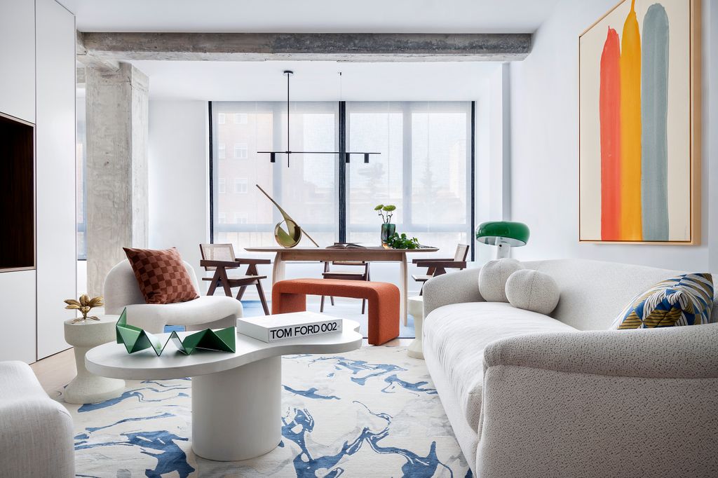 Salón con sofá blanco y toques de color