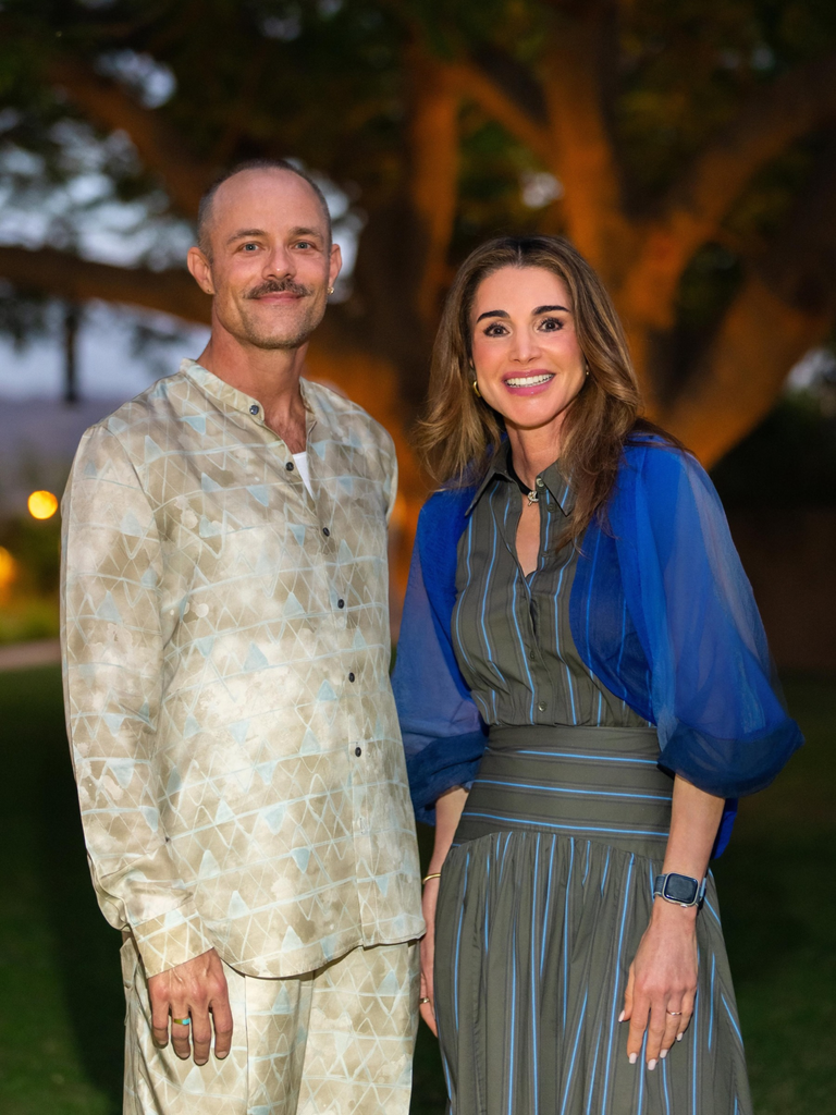 Rania de Jordania posa junto a Jeremy Anderson con un look de impacto.