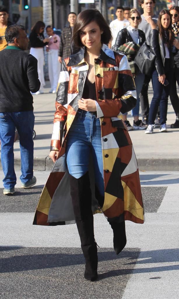 sofia carson prefiere los sobretodos multicolores