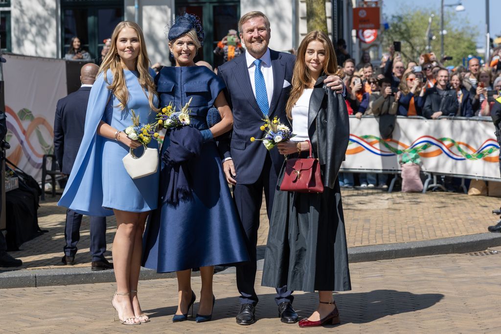 Reyes de Holanda junto a sus hijas