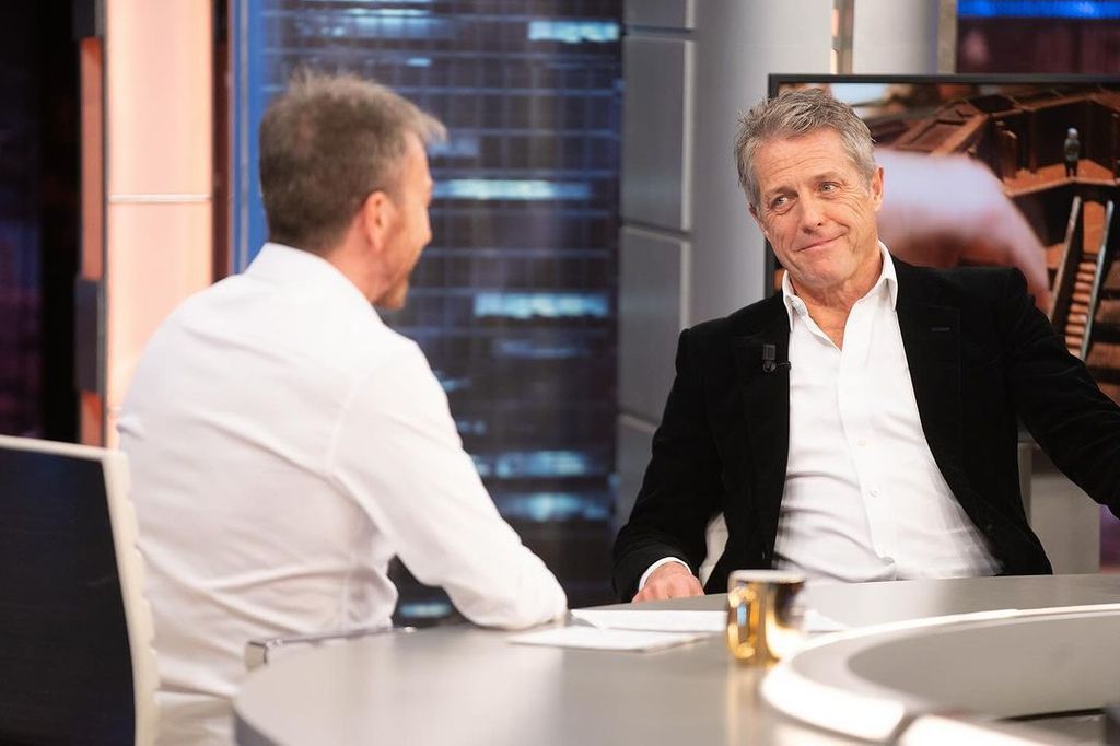 Plano medio de Hugh Grant en El Hormiguero con Pablo Motos