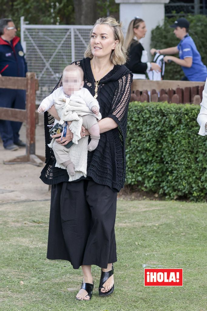 Marta Ortega estrena en la hípica unos vaqueros blancos de Zara y sandalias de piel muy originales